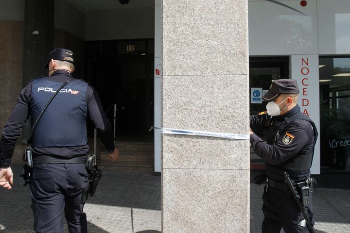 Dos agentes de la Policía Nacional en A Coruña, en una imagen de archivo.