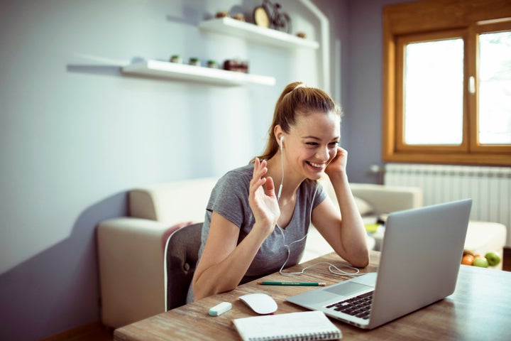 Una mujer teletrabajando.