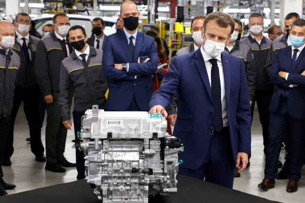Le président Emmanuel Macron étudie un moteur lors d'une visite du site de la future usine du fabricant de batteries japonais Envision AESC, où Renault SA développe un centre de fabrication de véhicules électriques, à Douai, dans le nord de la France, le 28 juin 2021. Il devrait être annoncé lors de l'événement