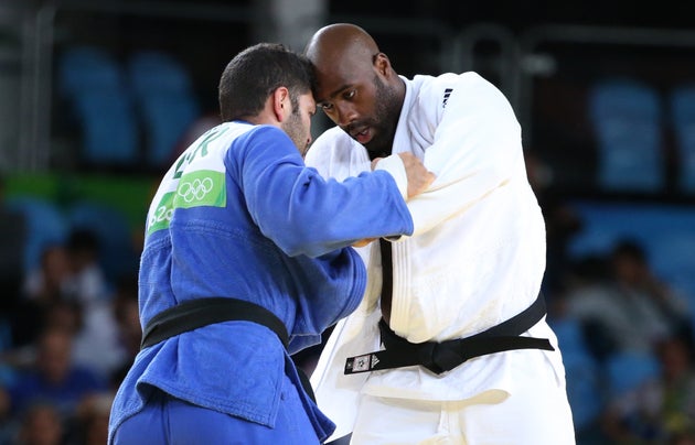 Teddy Riner contre l'Israélien Or Sasson of Israel lors de la demi-finale aux Jeux Olympiques de Rio le 12 août 2016.
