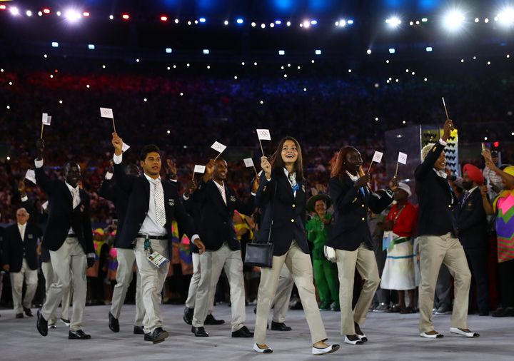 2016年の五輪リオデジャネイロ大会の開会式で難民選手団として入場行進したマルディニ選手（中央）。