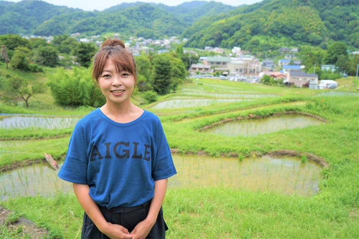 山口冴希さんと上山口地区の棚田