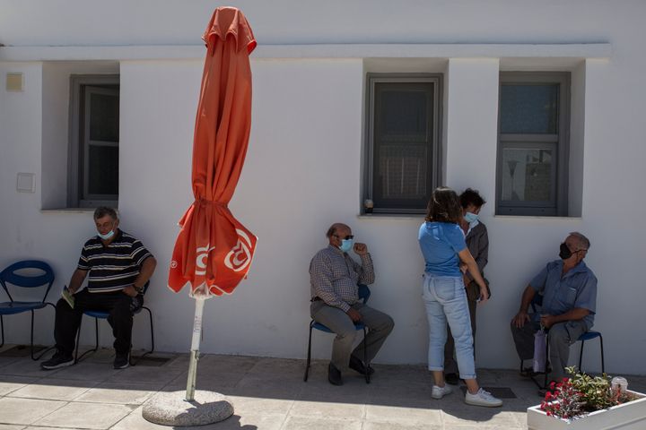 Φωτογραφία αρχείου από εμβολιαστικό κέντρο στη Μήλο όπου οι κάτοικοι περιμένουν να εμβολιαστούν. 