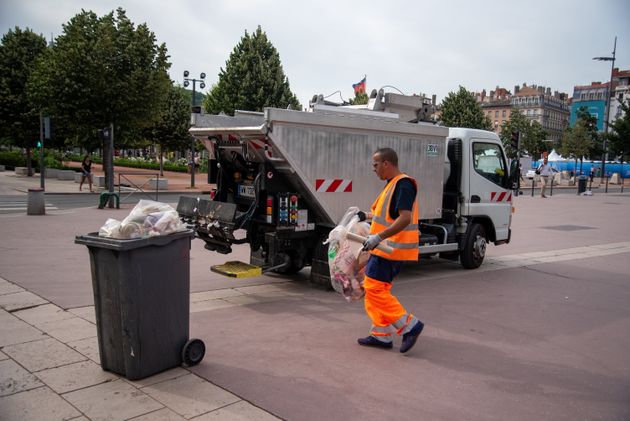 Les éboueurs font partie des fonctionnaires de catégorie C et contracteurs qui vont voir leur salaire augmenter de 40 à 100 euros par mois. photo d'illustration.