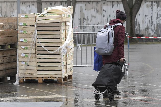 Un jeune homme porte des sacs après une distribution d'aide alimentaire par l'association caritative française 'Secours Populaire' à Strasbourg, dans l'est de la France, le 12 décembre 2020 (photo d'illustration)