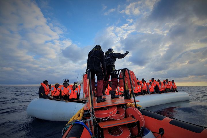 Mετανάστες με κόκκινα σωσίβια στη διάρκεια επιχείρησης διάσωσης από την οργάνωση SOS Mediterranee και το πλοίο της Ocean Viking, έξω από τις ακτές της Λιβύης.18 Φεβρουαρίου 2020. Hannah Wallace Bowman/MSF/Handout via REUTERS ATTENTION EDITORS - THIS PICTURE WAS PROVIDED BY A THIRD PARTY