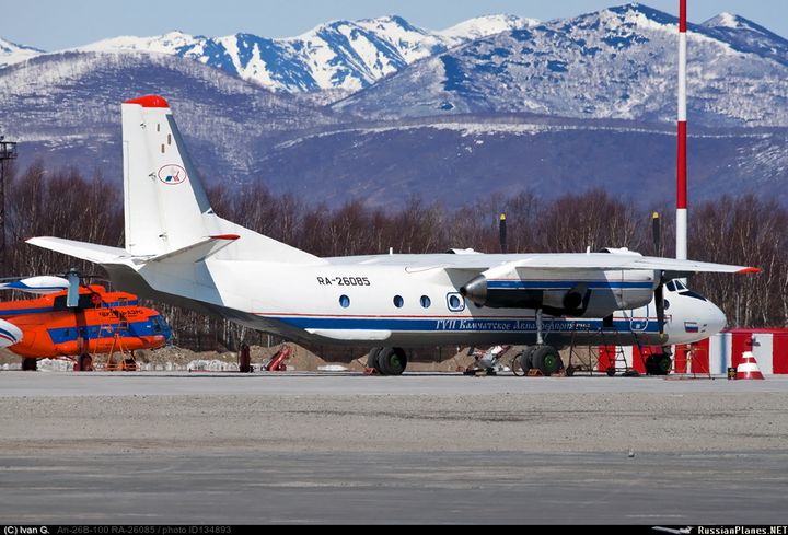 Το αεροσκάφος Antonov An-26 με αριθμό στο ουραίο τμήμα RA-26085, στο αεροδρόμιο Πετροπαβλόφσκ-Καμτσάτσκι μία μέρα πριν την μοιραία πτήση, σε φωτογραφία που κυκλοφόρησε το υποργείο Πολιτικής Προστασίας της Ρωσίας.