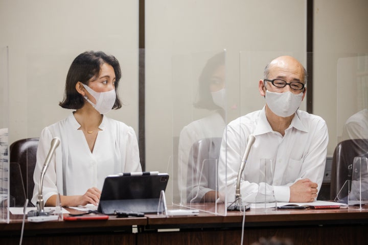 伊藤詩織さん（左）と代理人の山口元一弁護士