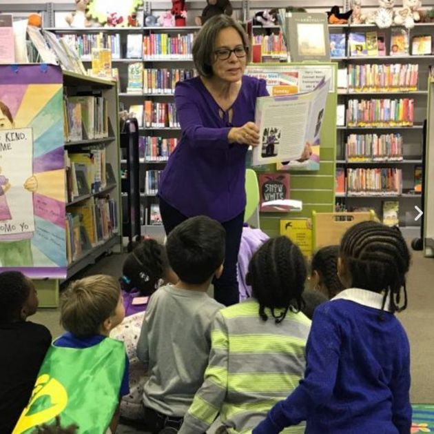 L’autrice à la bibliothèque Piedmont Avenue Branch d’Oakland, en Californie, montre aux élèves de l'école primaire de Piedmont une photo du 