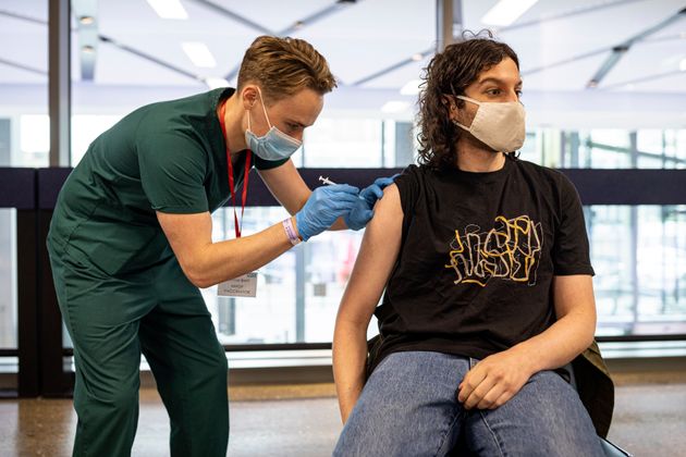 Un jeune britannique reçoit une dose de vaccin contre le Covid-19 dans le centre de vaccination du Tottenham Hotspur Stadium, le 20 juin 2021 à Londres.