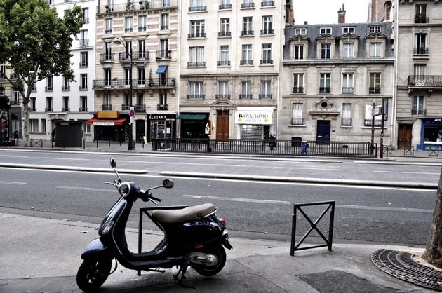 Un scooter garé à Paris