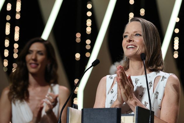 L'actrice Jodie Foster reçoit une Palme d'Or d'honneur aux côtés de Doria Tillier, lors de la cérémonie d'ouverture du 74e Festival de Cannes, le 6 juillet 2021