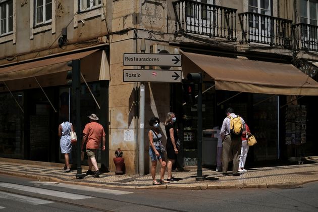 Des passant portant un masque dans les rues de Lisbonne, le 24 juin 2021