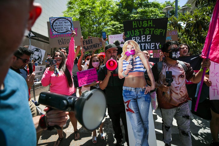 「#FreeBritney」を訴える人々（2021年6月撮影）