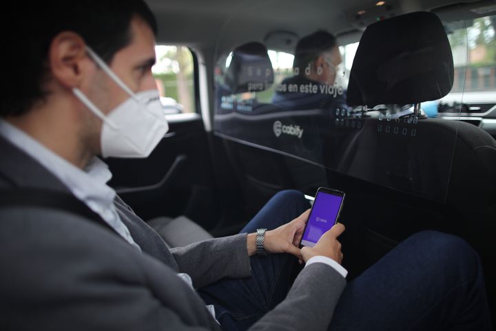 Un cliente viaja en un vehículo VTC de la firma Cabify en Madrid