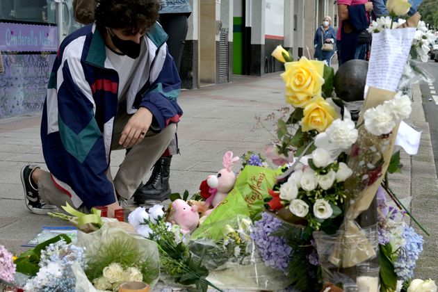 La ofrenda floral a Samuel Luiz, en el punto en el que perdió la vida en la Avenida de Buenos Aires,...