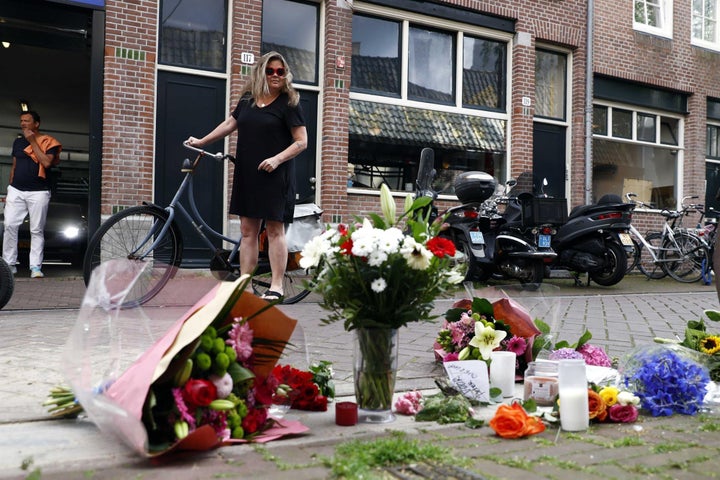 Flores en el lugar donde fue tiroteado el reportero.