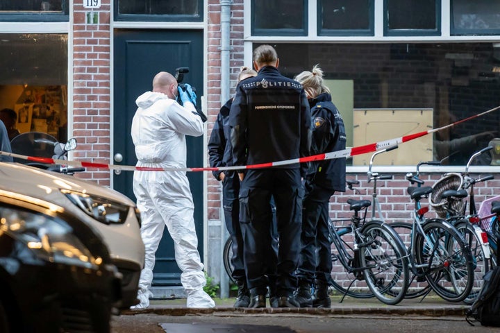 Los forenses investigan el lugar donde fue tiroteado Peter R. Vries.
