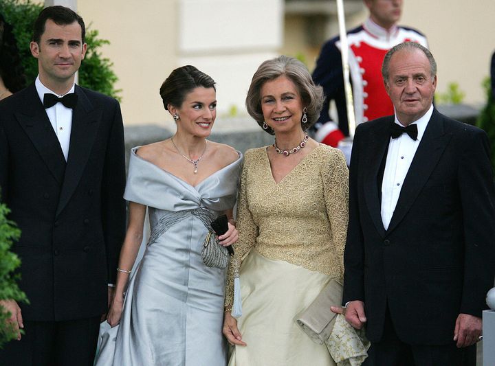 Felipe, Letizia y los reyes eméritos en una cena oficial en el Palacio del Pardo (2004).