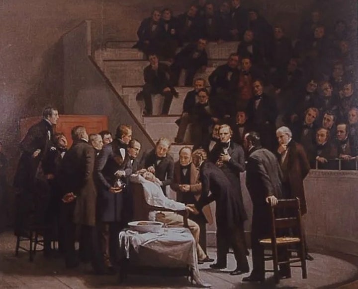 John Warren efectúa la intervención quirúrgica de un tumor cervical, una vez que William Morton, situado detrás del paciente, le ha practicado la anestesia con éter. Lienzo de Robert Hinckey.