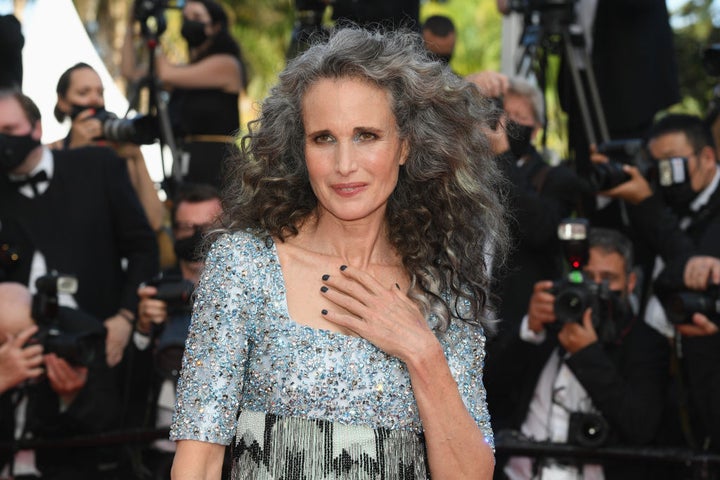 La actriz Andie MacDowell sorprendió a todos luciendo sus canas en el Festival de Cannes.