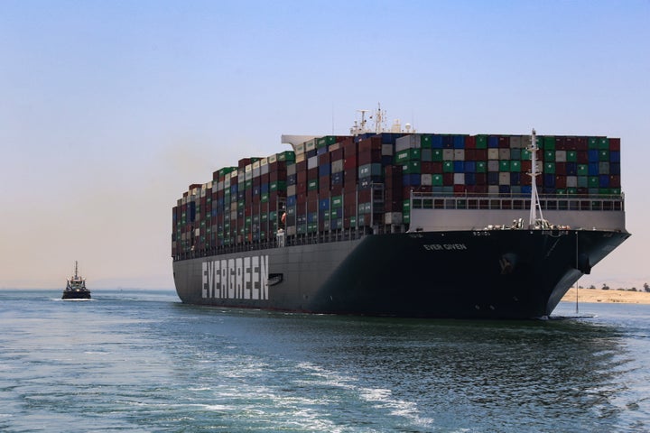 El buque 'Ever Given' en el Canal de Suez.