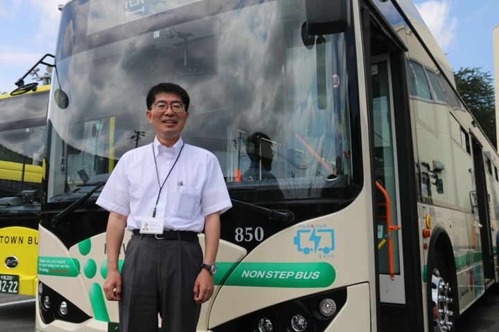 平和交通の藤原浩隆・課長代理。自身もバス好きだという