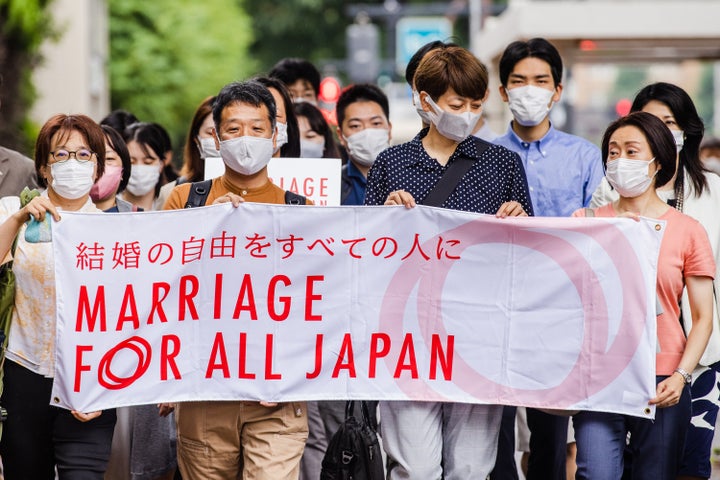 入廷する「結婚の自由をすべての人に」第二次東京訴訟の原告ら=2021年7月8日撮影