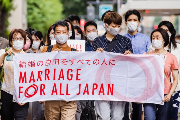 入廷する「結婚の自由をすべての人に」第二次東京訴訟の原告ら＝2021年7月8日撮影