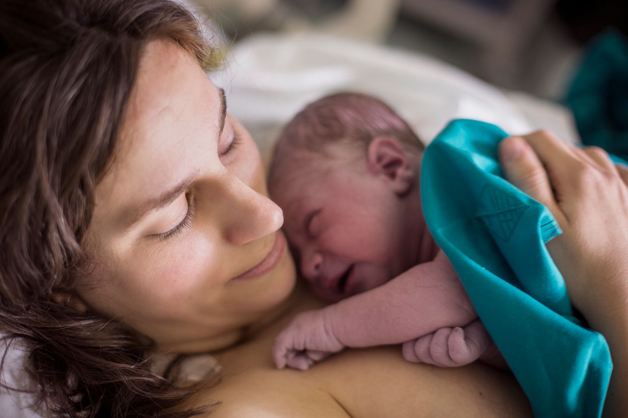 Una mujer con su bebé en el hospital.