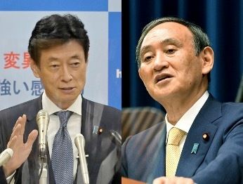 西村康稔経済再生担当大臣（左）と菅義偉首相（右）