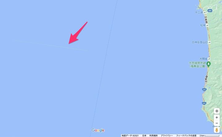 大間越漁港沖の「謎の直線」（Googleマップより）
