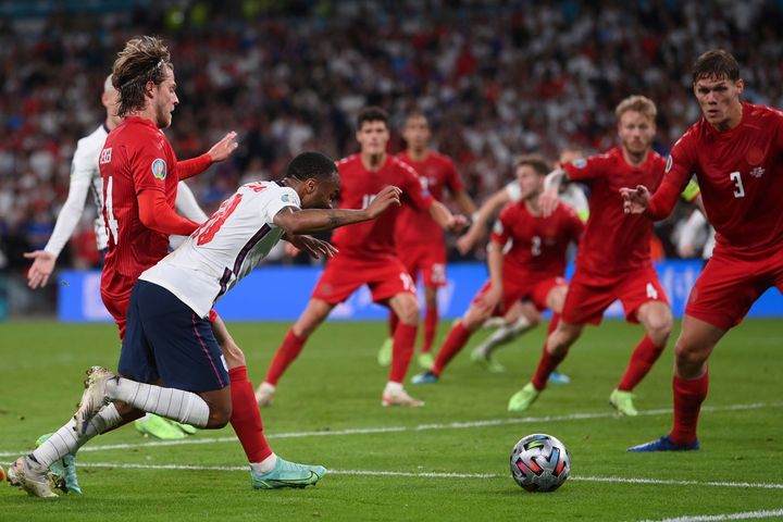 Ο Ραχίμ Στέρλινγκ της Αγγλίας (αριστερά στην εικόνα) ανατρέπεται από τον Δανό Ματίας Γένσεν και ο διαιτητής σφυρίζει πέναλτι στον ημιτελικό του Euro 2020 στο Γουέμπλε, στις 7 Ιουλίου 2021.. (Laurence Griffiths/Pool Photo via AP)