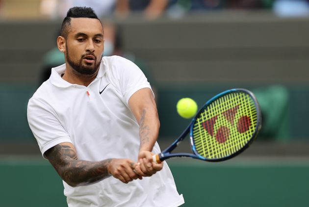 Nick Kyrgios face à Félix Auger-Aliassime le 3 juillet 2021 à Wimbledon. 