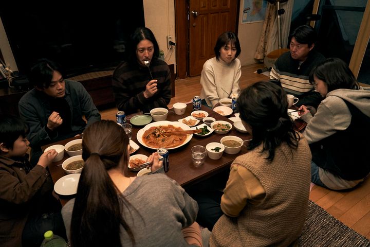 『アジアの天使』より、日韓の家族が食事するシーン