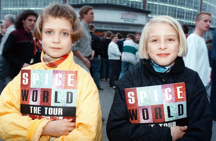Fans de las Spice Girls con un álbum de la gira Spice World Tour en Dortmound (Alemania) en 1998.