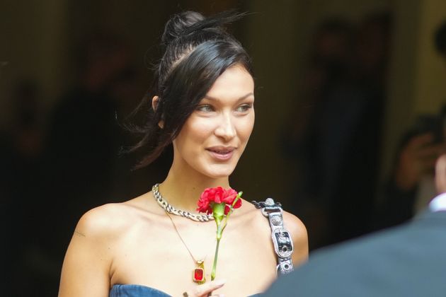 Bella Hadid à la suite du défilé Balenciaga lors de la Fashion Week à Paris, le 7 juillet 2021.