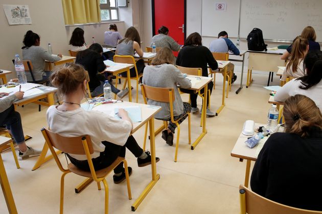 Comment la pandémie de Covid a accouché d'un nouveau bac pour 2022 (Photo d'illustration: des élèves passant leur bac. Par REUTERS/Benoit Tessier)