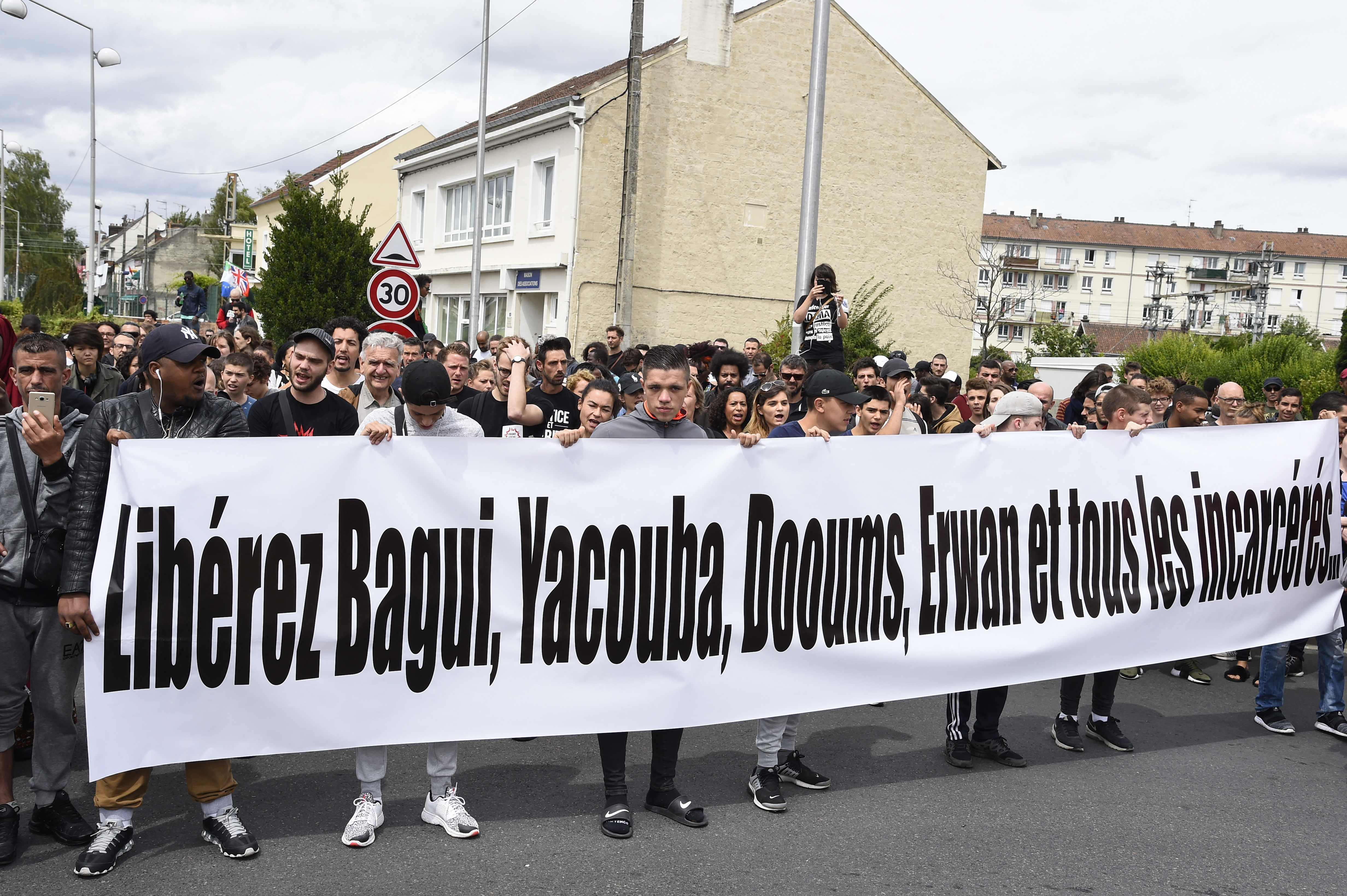 Émeutes de Beaumont: deux condamnations, le frère d'Adama Traoré acquitté