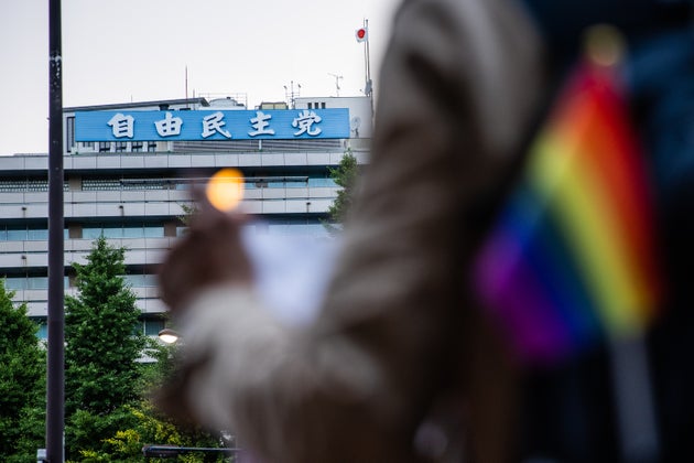「LGBT新法案」の提出を断念するなどの対応をめぐり、自民党本部前では抗議が続いた