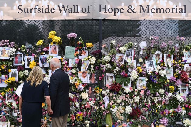 現場にはたくさんの献花が。バイデン大統領夫妻も追悼に訪れた（7月1日撮影）