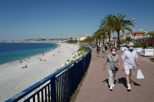 Des passant sur la Promenade des anglais à Nice, où le port du masque obligatoire va faire son retour, le 30 mai 2020 (photo d'illustration).