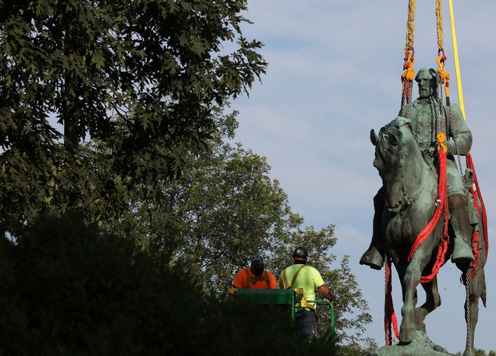 The Confederate monument that helped spark a violent white supremacist rally in Charlottesville, Virginia, has been hoisted off its stone pedestal.