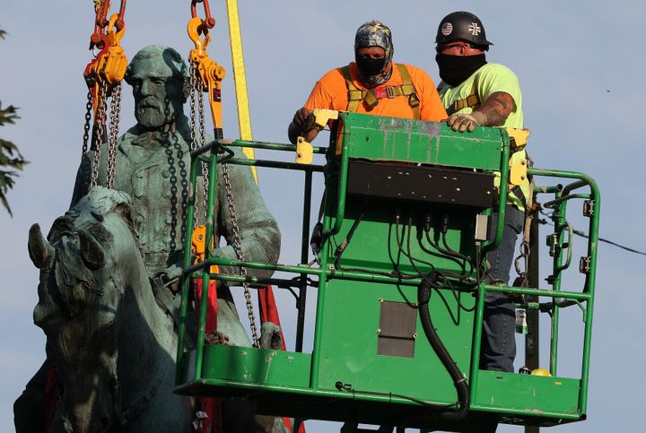 Work to remove the statue of Gen. Robert E. Lee began early Saturday morning.
