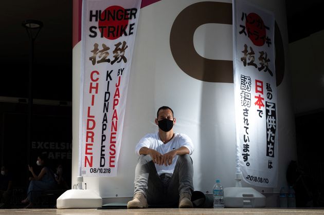 Avant les JO, ce Français privé de voir ses enfants entame une grève de la faim à Tokyo (Vincent Fichot le 10 juillet 2021 entame une grève de la faim dans une station de train à Tokyo. Photo par Philip FONG / AFP)