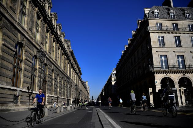 Des cyclistes rue de Rivoli le 30 juillet 2020 (photo d'illustration).