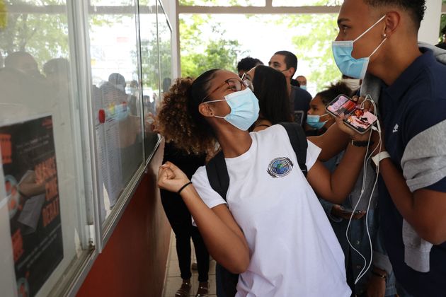 Des élèves réagissant aux résultats du bac 2021 à Saint-Denis de la Réunion, le 6 juillet 2021.