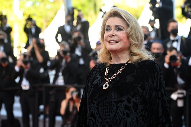 Catherine Deneuve ovationnée pour son grand retour sur la Croisette (Photo par Kate Green/Getty