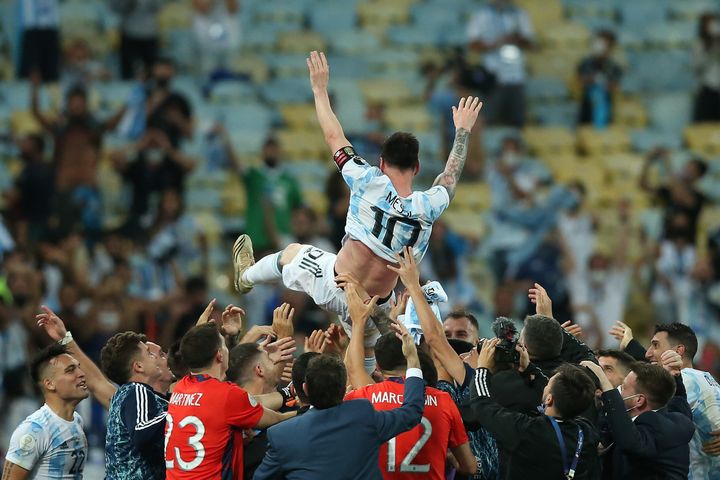 RIO DE JANEIRO, BRAZIL - JULY 10: Players of Argentina lift in the air their captain Lionel Messi after winning the final of Copa America Brazil 2021 between Brazil and Argentina at Maracana Stadium on July 10, 2021 in Rio de Janeiro, Brazil. (Photo by Alexandre Schneider/Getty Images)