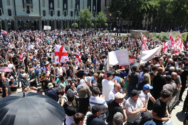 En Géorgie, décès d'un caméraman lynché lors d'une manif anti-LGBTQ (Photo: la manifestation homophobe anti-LGBT à Tbilisi en Géorgie le 5 juillet par Davit Kachkachishvili/Anadolu Agency via Getty Images)